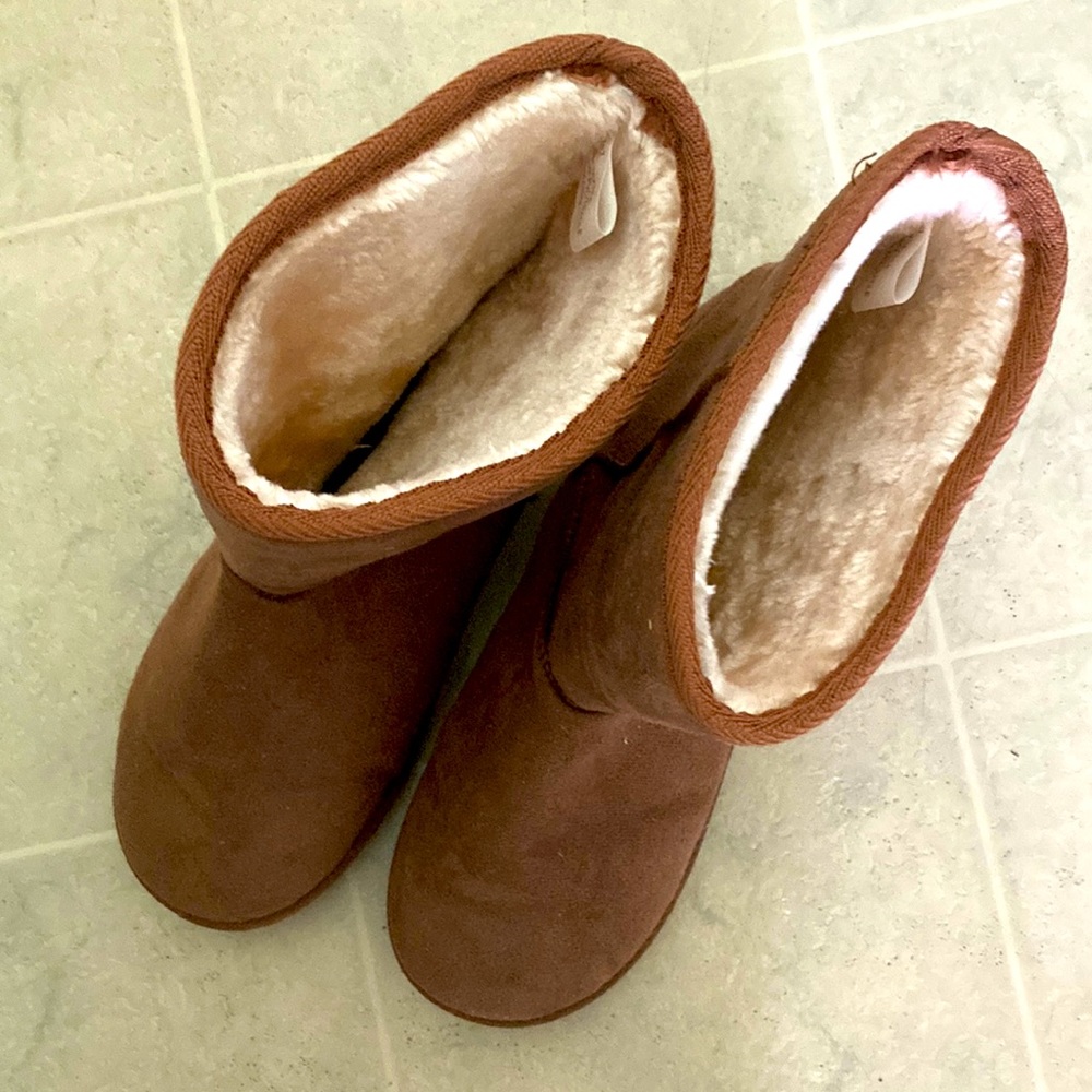 Women’s tan winter boots, lined, size 7, barely used. .Olivia Miller.
